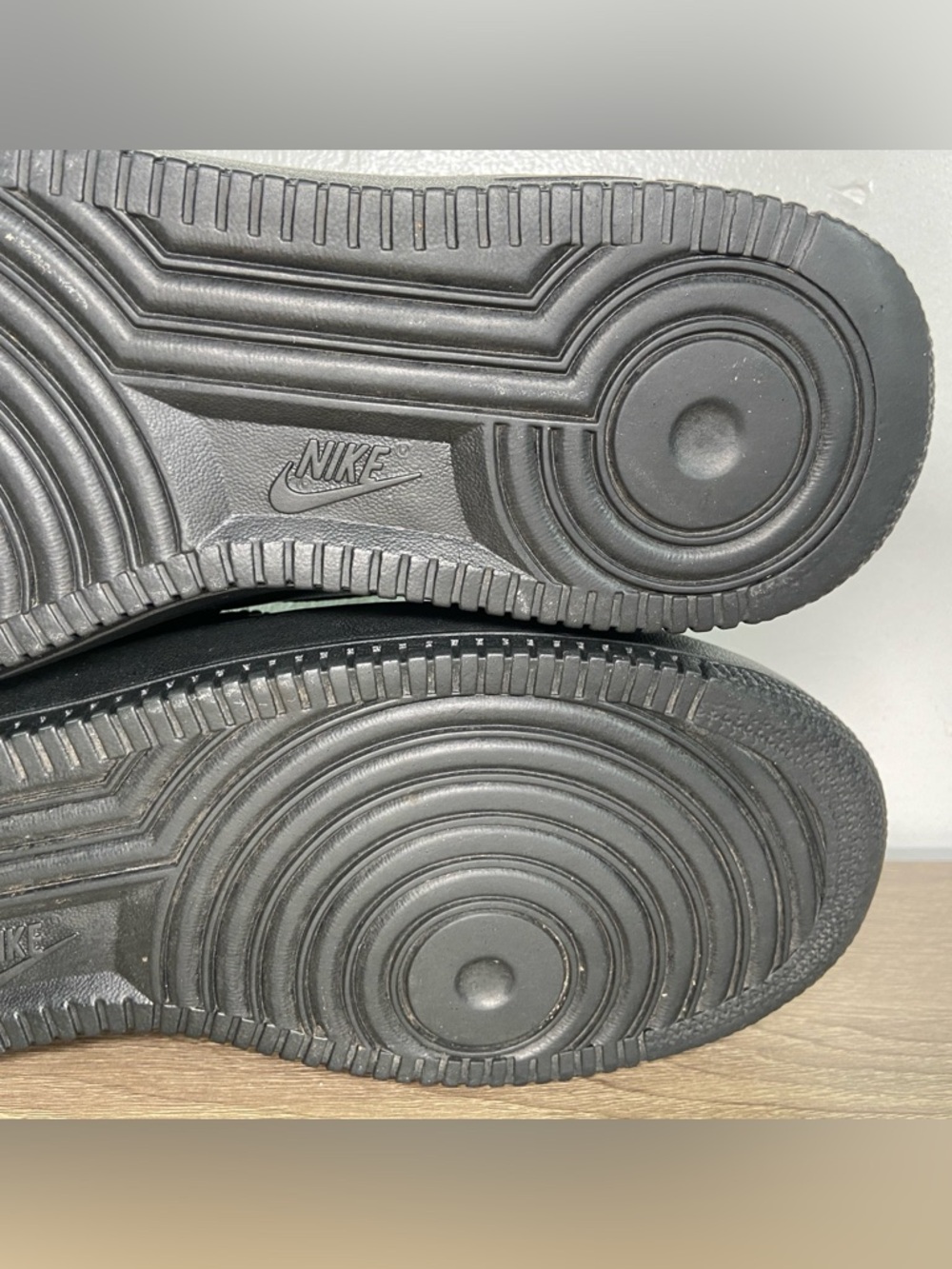 Nike Air Force 1 Low Top Mens 10.5 Triple Black Sneakers 315122-001 - Picture 13 of 13
